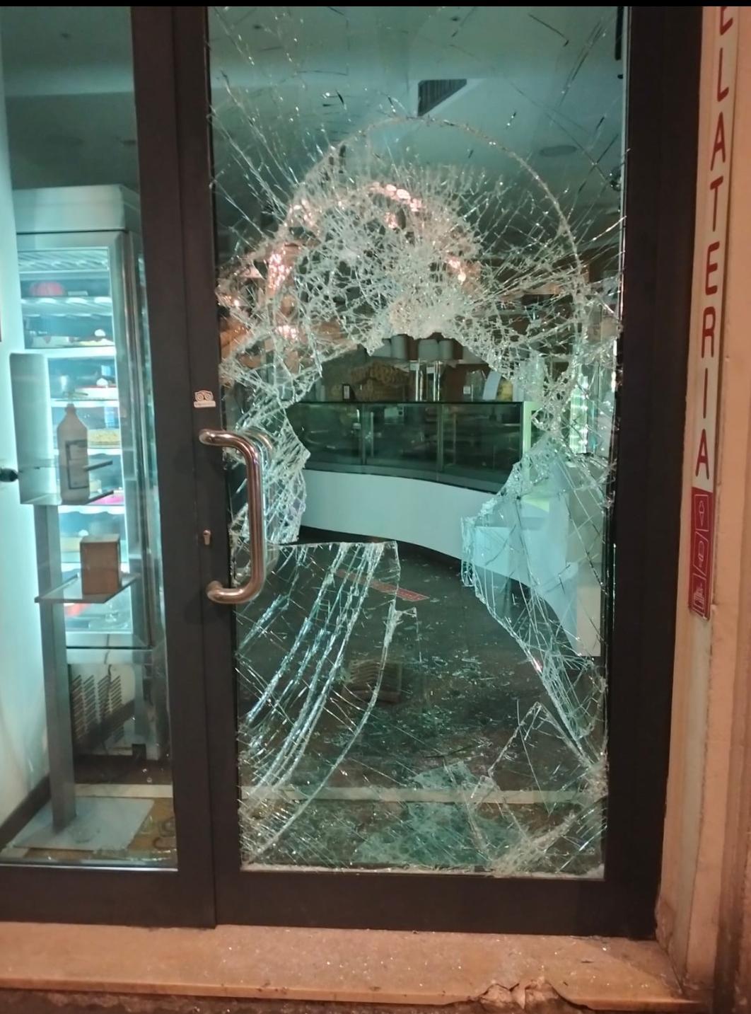 La gelateria vandalizzata per la seconda volta in un mese