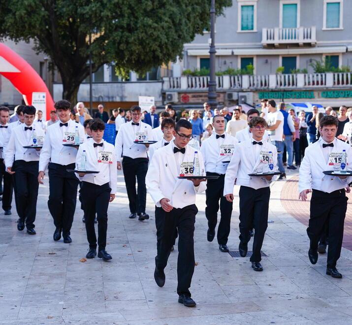 Montecatini, alla Corsa dei camerieri trionfano Jasmine e Gabriel nel nome e nell’insegnamento di Nerio Natalini