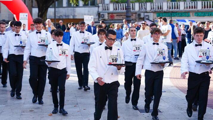 Montecatini, alla Corsa dei camerieri trionfano Jasmine e Gabriel nel nome e nell’insegnamento di Nerio Natalini