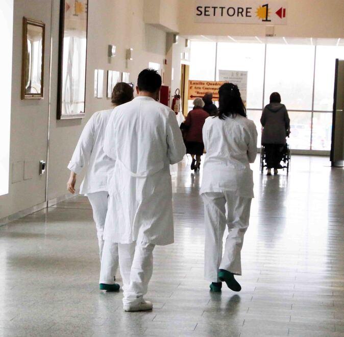 Massa, l’ordine dei medici: «Turni massacranti e ferie non godute, i medici fuggono dal pubblico»