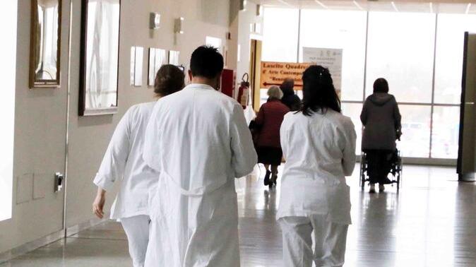 Massa, l’ordine dei medici: «Turni massacranti e ferie non godute, i medici fuggono dal pubblico»