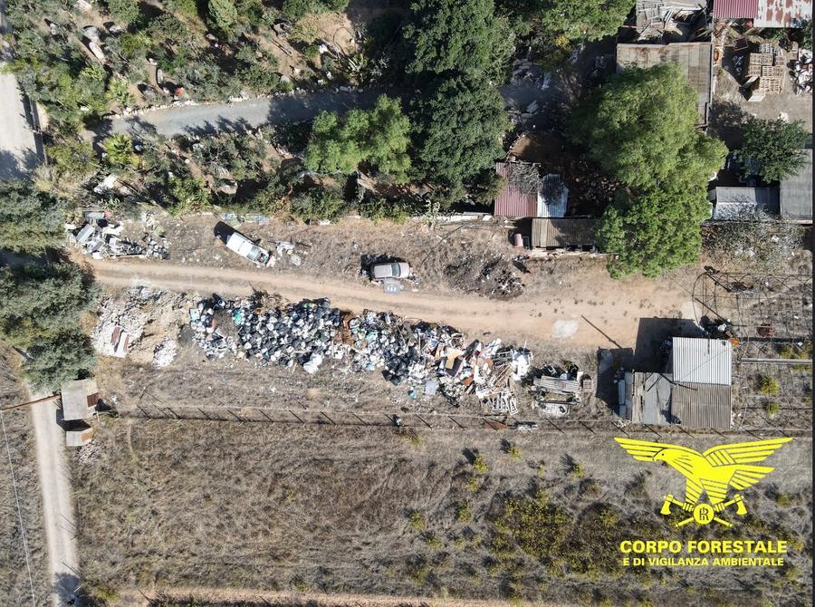 Scoperta con il drone una discarica abusiva di mezzo ettaro in un’azienda agricola di Capoterra