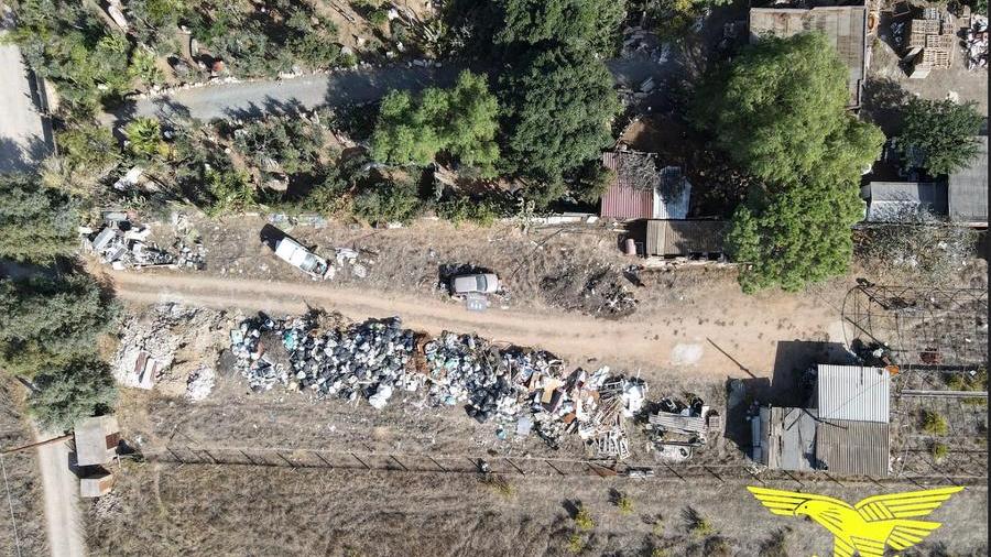Scoperta con il drone una discarica abusiva di mezzo ettaro in un’azienda agricola di Capoterra