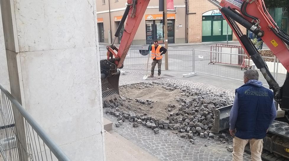 Argenta, transenne in via Mazzini: ruspe al lavoro e stop alle auto