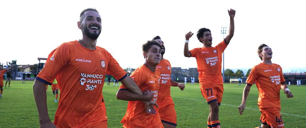 L’esultanza dei giocatori arancioni dopo un gol