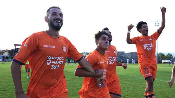 L’esultanza dei giocatori arancioni dopo un gol