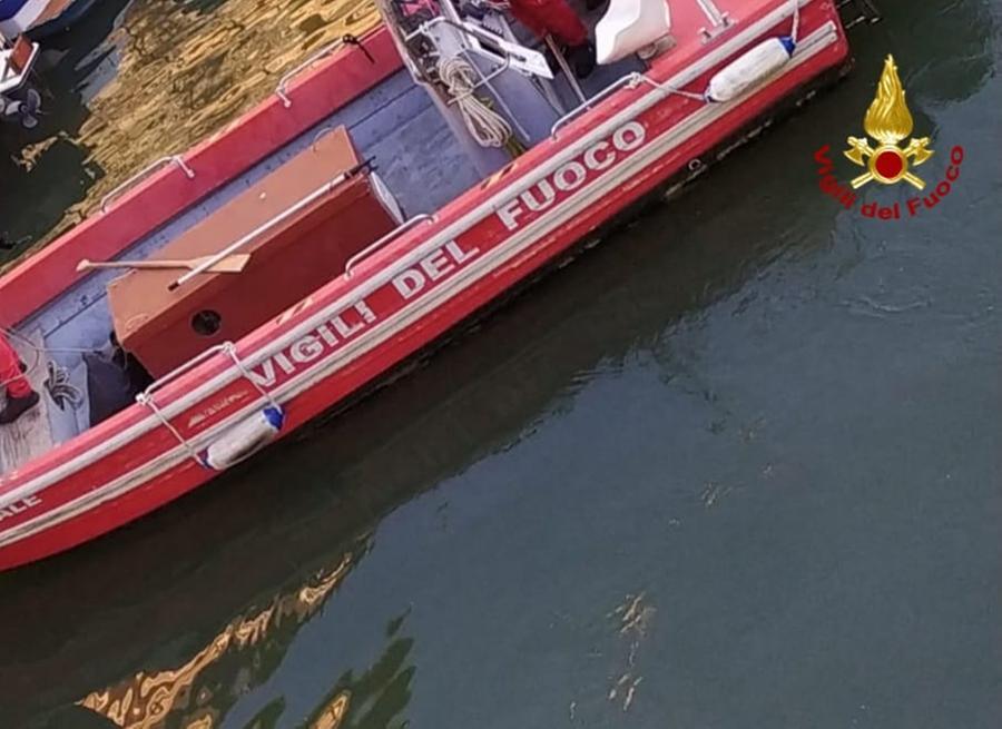 Livorno, inciampa e cade nel fosso, soccorso un uomo: “Mi hanno picchiato”