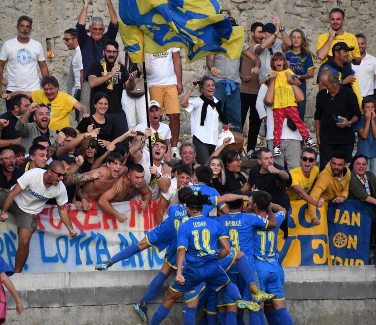 L’esultanza degli azzurri dopo il gol della vittoria