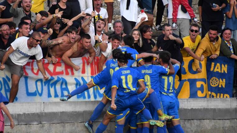 L’esultanza degli azzurri dopo il gol della vittoria