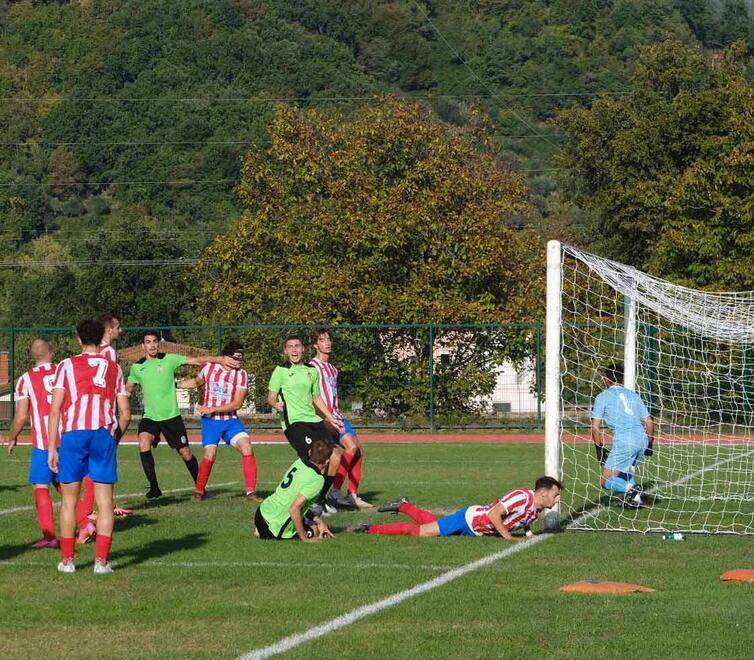 Un’azione di gioco della Massese
