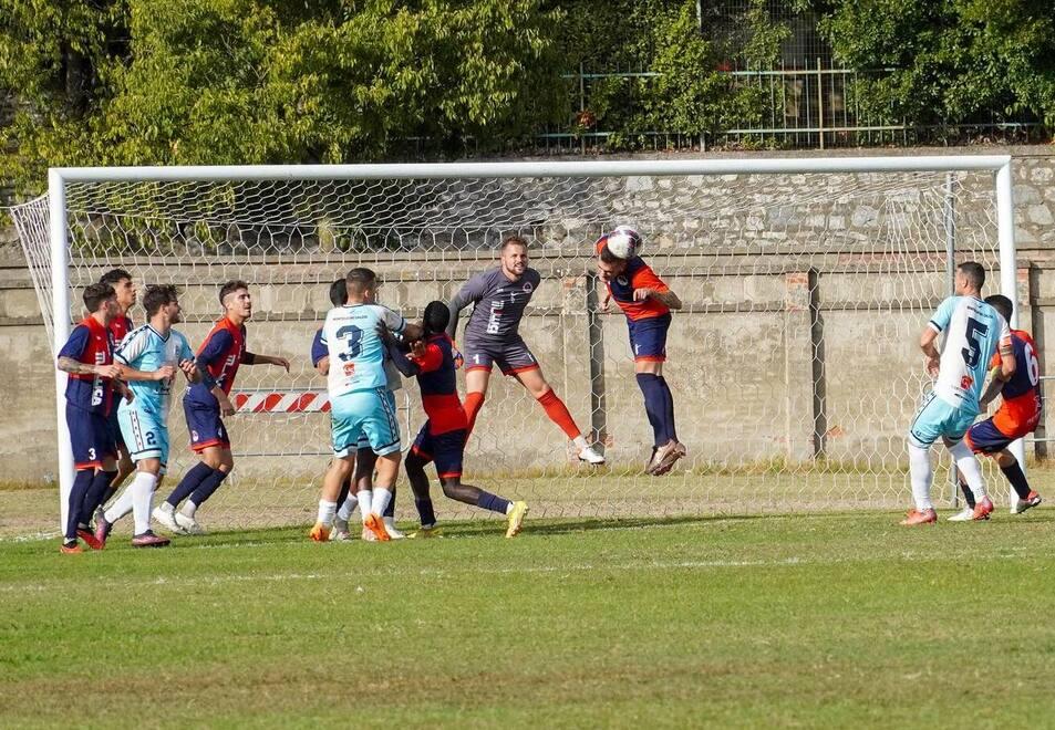 Un momento della sfida di domenica a Montecatini (foto dalla pagina Facebook ufficiale dello Sporting Cecina)