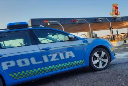 Sparano con la scacciacani in autostrada e lanciano oggetti contro le altre auto: due giovani fermati a Modena Nord e denunciati