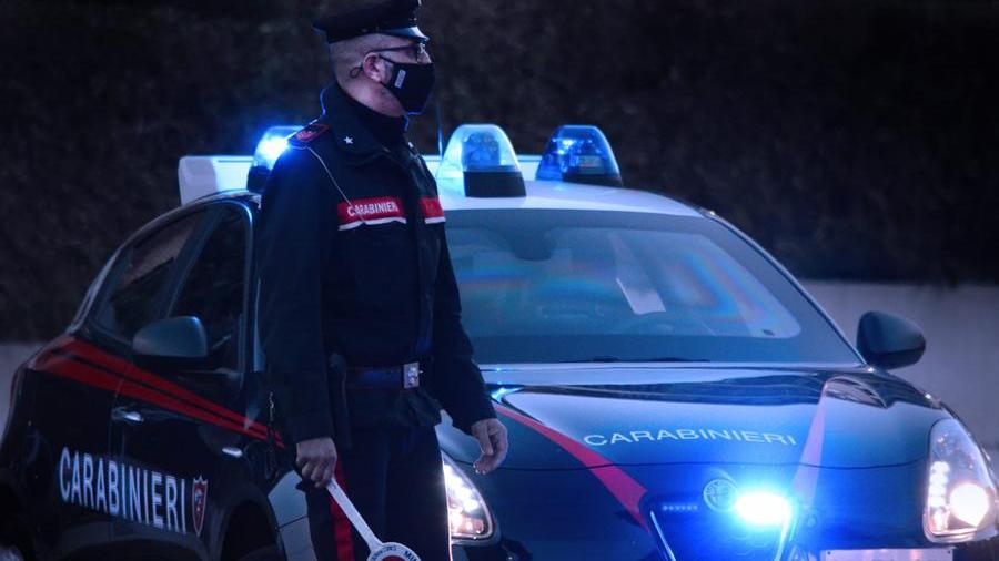 Aggredisce il padre e lo colpisce al volto, 23enne arrestato a Cagliari