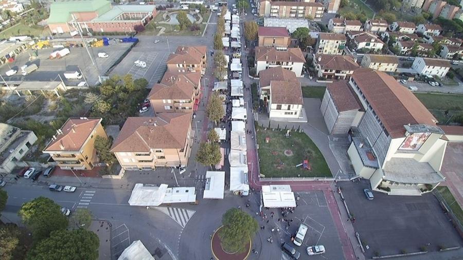 
	Uno scatto dall'alto dello storico mercato in viale Italia

