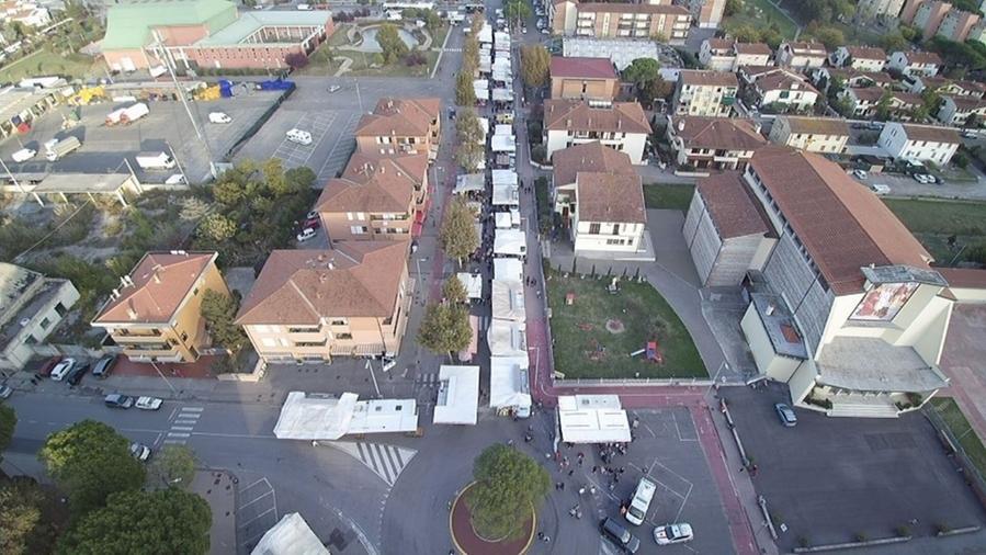 Uno scatto dall'alto dello storico mercato in viale Italia