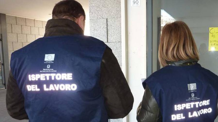 Modena, solo lavoratori in nero in due autolavaggi: 70mila euro di multa