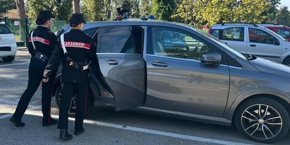 Bimba chiusa in auto a Bosco Mesola, soccorsa