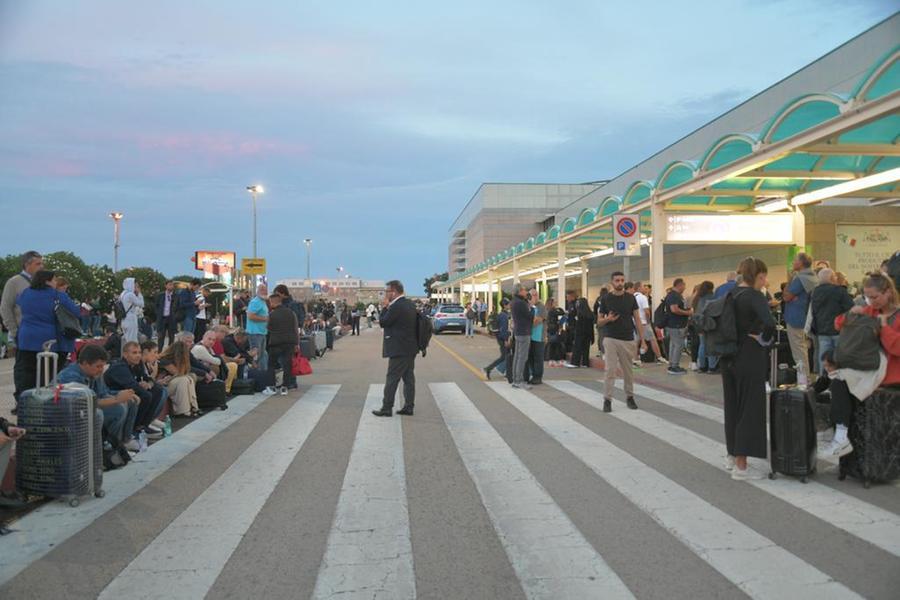 
	I passeggeri nel piazzale<em> (foto Vanna Sanna)</em>

