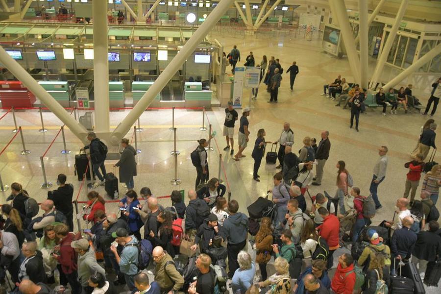 
	Lunghe file al check in <em>(foto Vanna Sanna)</em>

