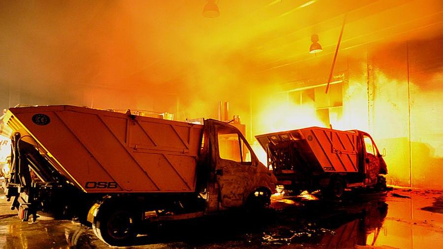 
	L&#39;incendio nel deposito sitek a s&#39;arenarzu, uno degli episodi ricordati nel processo

