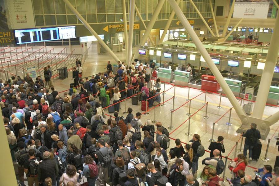 Falso allarme bomba, una telefonata da Iglesias blocca per ore l’aeroporto di Olbia