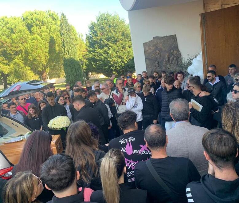 Un momento del funerale per l’addio a Mattia Simonetti (foto Franco Silvi)