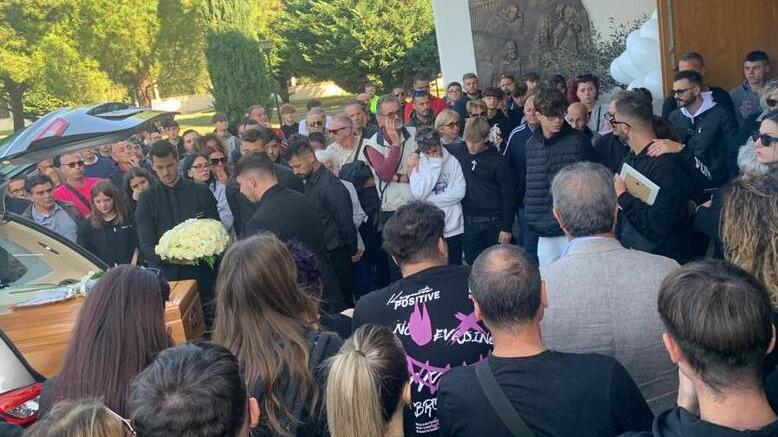 Un momento del funerale per l’addio a Mattia Simonetti (foto Franco Silvi)