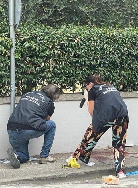 
	I rilievi della scientifica sul luogo dell'aggressione

