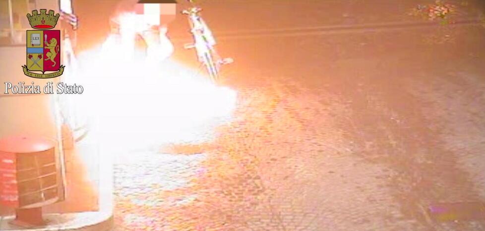 Nella foto l’attentato del febbraio 2018 al distributore di benzina ripreso dalle telecamere di sorveglianza