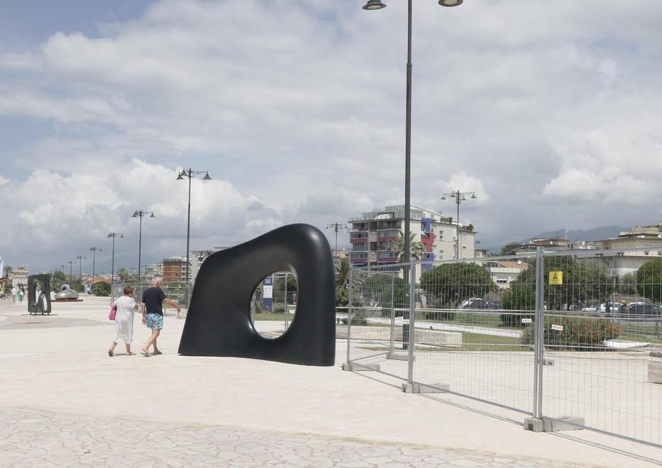 Le statue dell’artista Kan Yasuda sulla Terrazza della Repubblica