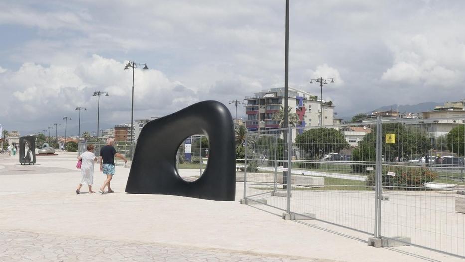 Le statue dell’artista Kan Yasuda sulla Terrazza della Repubblica