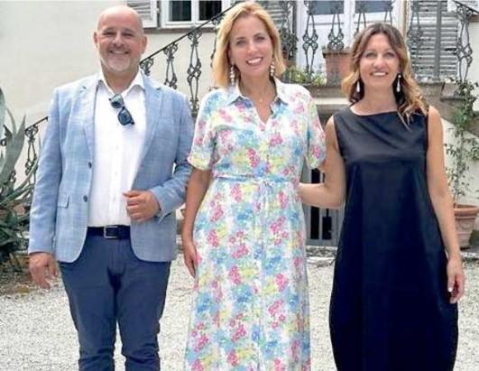 
	Giovanni Larini e Francesca Trupia (a destra) di Lt immobili con la presentatrice dello show britannico

