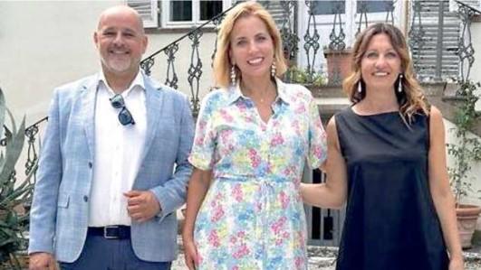 Giovanni Larini e Francesca Trupia (a destra) di Lt immobili con la presentatrice dello show britannico