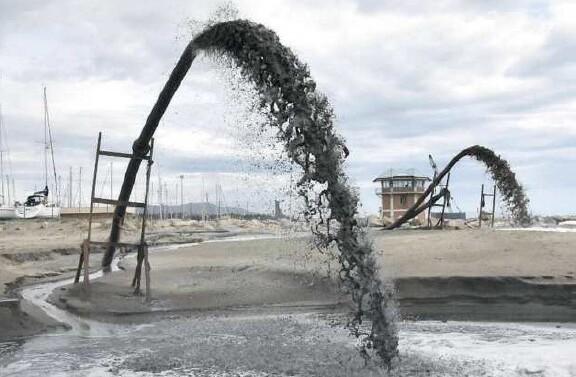 Un fotogramma del video degli sversamenti davanti al porto di Marina di Grosseto nel 2016