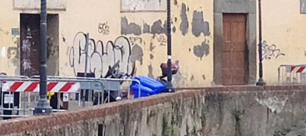 Il muro del palazzo del Refugio nel cuore della Venezia imbrattato