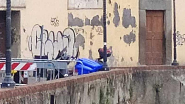 Il muro del palazzo del Refugio nel cuore della Venezia imbrattato