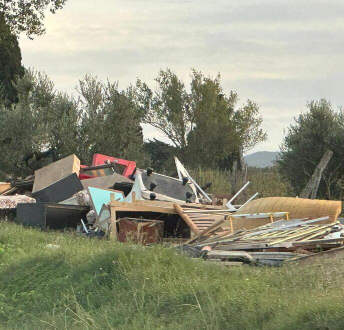 Un tratto dei quaranta metri di discarica abusiva in località La Berte lungo la strada che da Guasticce Mortaiolo porta a Nugola