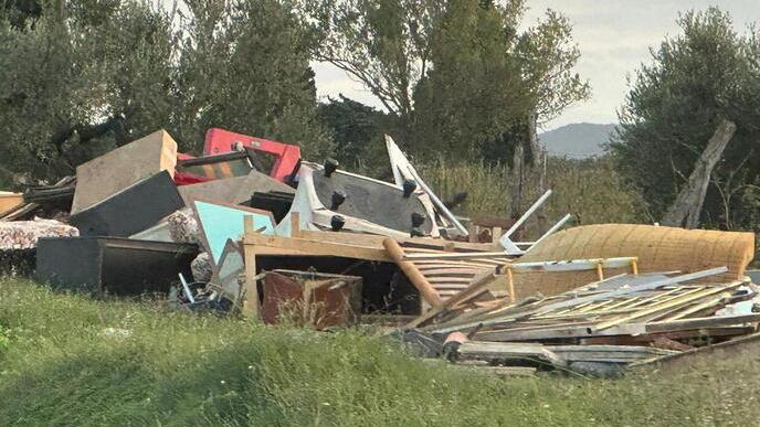 Un tratto dei quaranta metri di discarica abusiva in località La Berte lungo la strada che da Guasticce Mortaiolo porta a Nugola