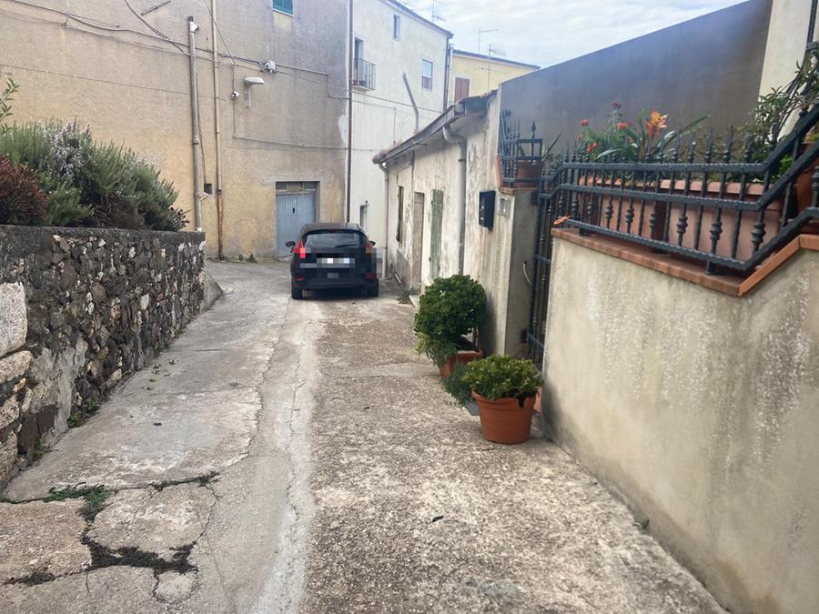 Neonato trovato sotto un’auto a Osilo, la madre arrestata per tentato omicidio