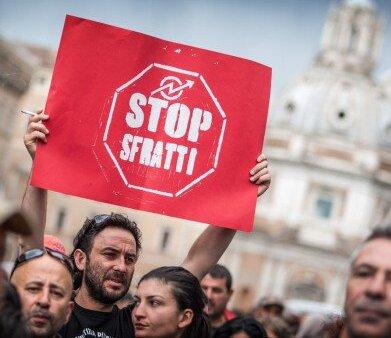 Una manifestazione contro gli sfratti (archivio)