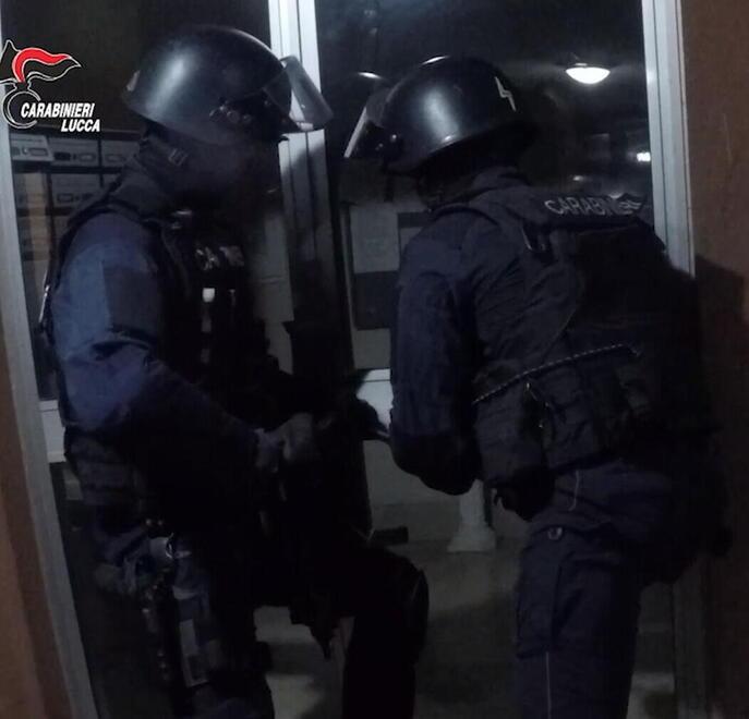 Carabinieri mentre fanno irruzione nell’abitazione presa in affitto dai due albanesi a Montecarlo