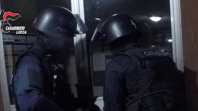Carabinieri mentre fanno irruzione nell’abitazione presa in affitto dai due albanesi a Montecarlo