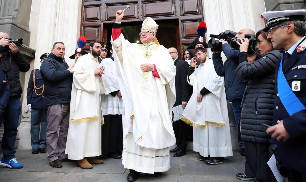 Monsignor Roberto Filippino al momento del suo ingresso in Cattedrale come vescovo di Pescia, nel 2016 (foto Nucci)