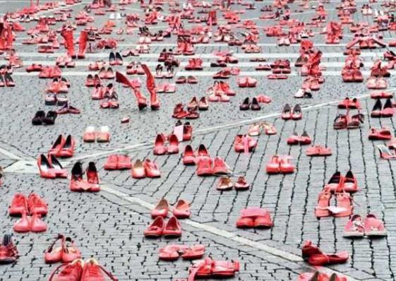 
	Le scarpette rosse simbolo della violenza contro le donne

