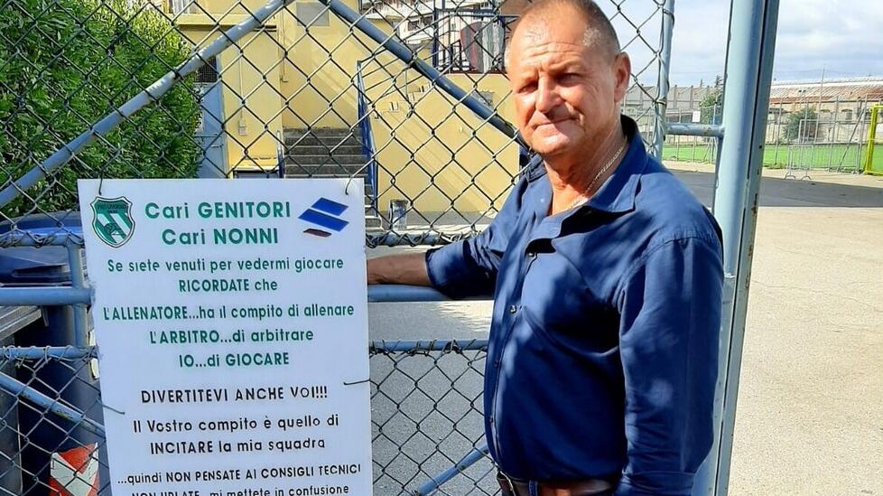 Marco Braccini davanti alla struttura delle Sorgenti