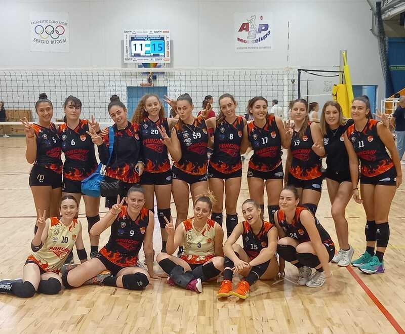 Prima vittoria in campionato delle ragazze della Isotta Bevande Volley Porcari che sul parquet di Montelupo