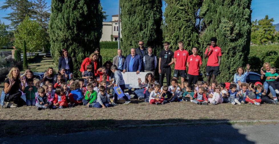 La foto di gruppo della giornata, con i bambini e gli insegnanti della scuola Marino Marini assieme ai giocatori e dirigenti biancorossi, ai rappresentati del Comune e di Conad Nord Ovest