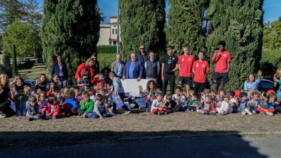 La foto di gruppo della giornata, con i bambini e gli insegnanti della scuola Marino Marini assieme ai giocatori e dirigenti biancorossi, ai rappresentati del Comune e di Conad Nord Ovest
