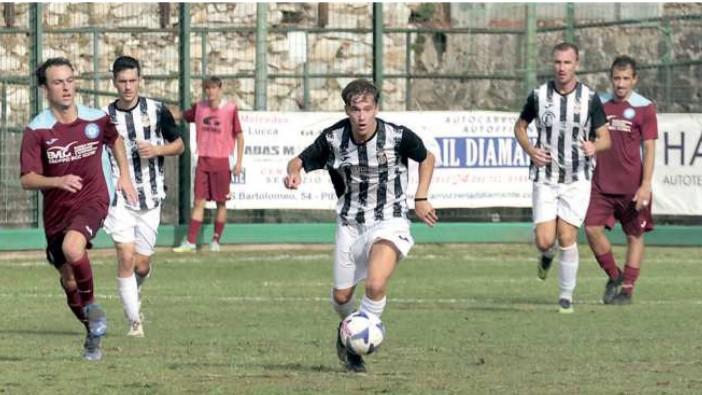 Un momento della sfida di Coppa tra Viareggio e Pietrasanta