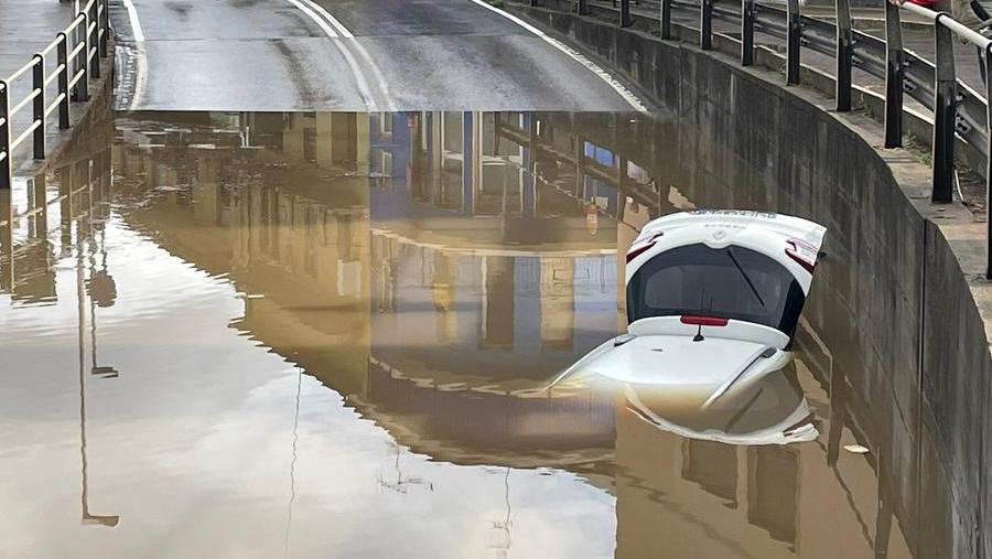 Follonica, auto intrappolata nel sottopasso allagato (Foto Giorgio)